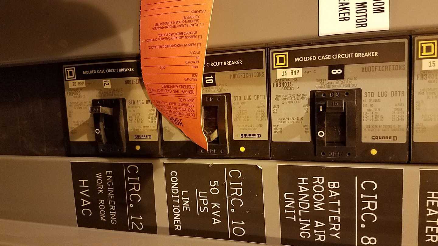 SQUARE D 480V 400A I-LINE PANELBOARD CABINET - 14X FR CIRCUIT BREAKERS - CIRCUIT BREAKERS