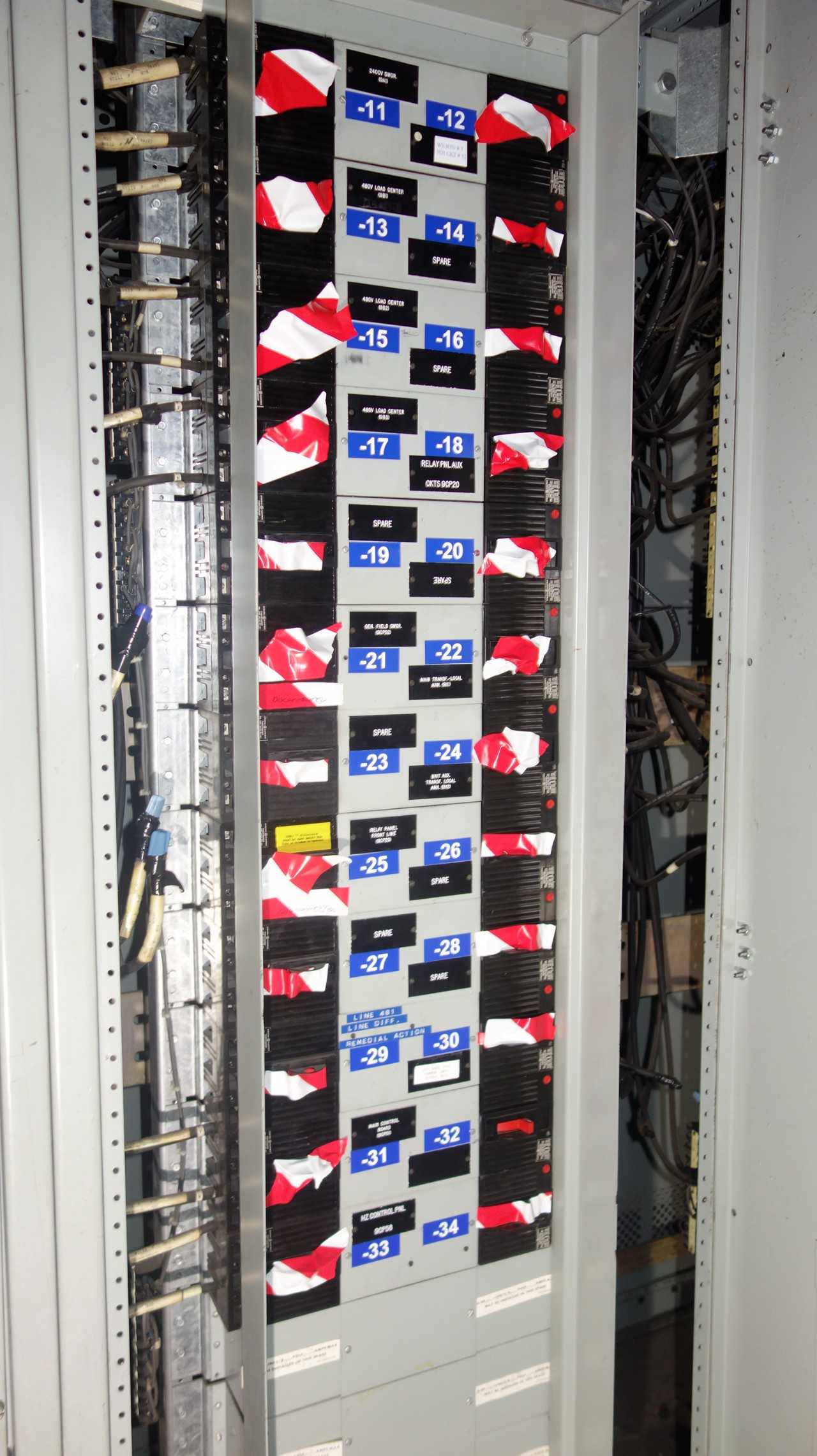 3X SECTIONS OF GENERAL ELECTRIC THED BREAKERS - CIRCUIT BREAKERS