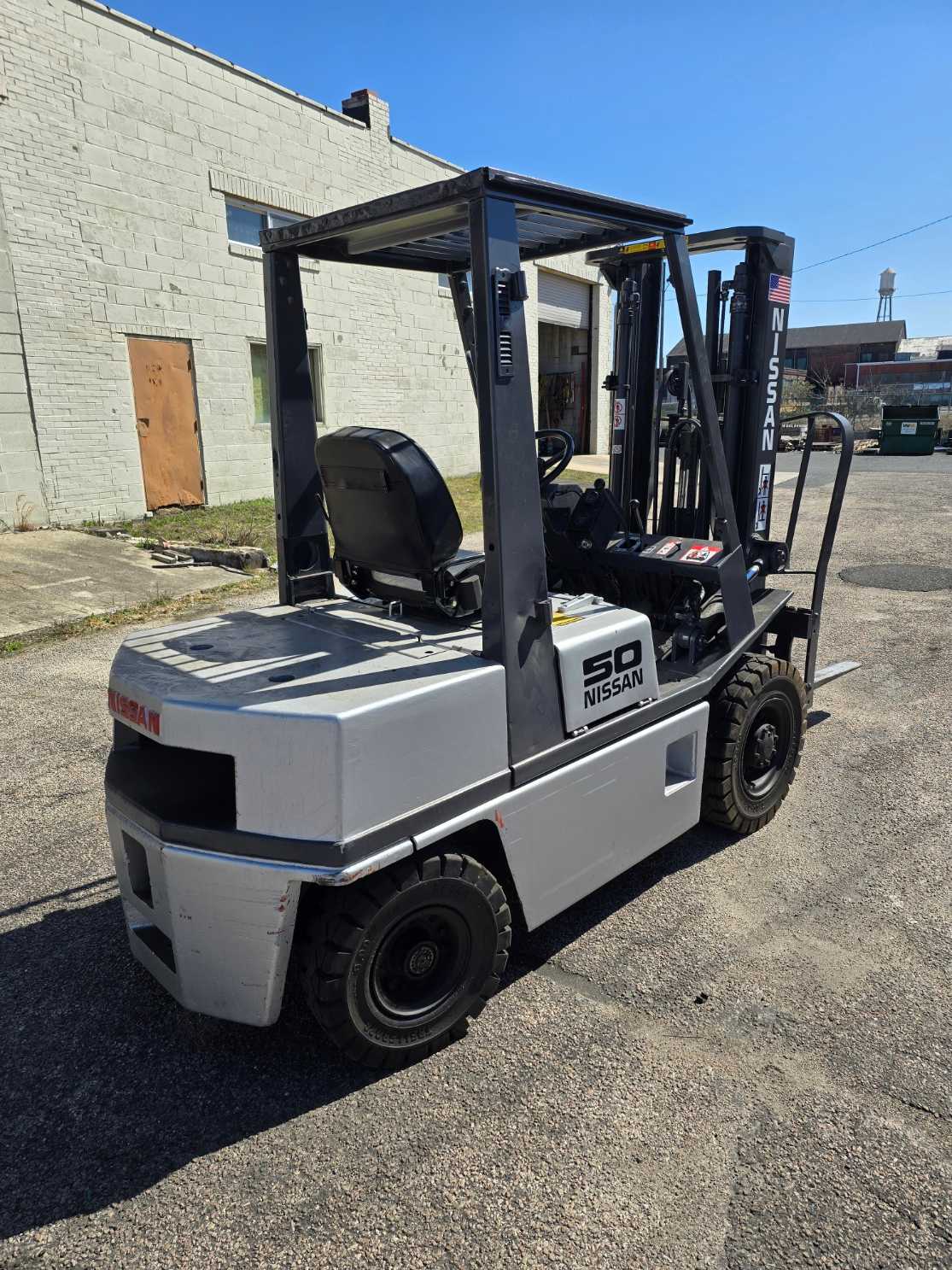 NISSAN 5000 LBS GASOLINE POWERED FORKLIFT - MATERIAL HANDLING EQUIPMENT