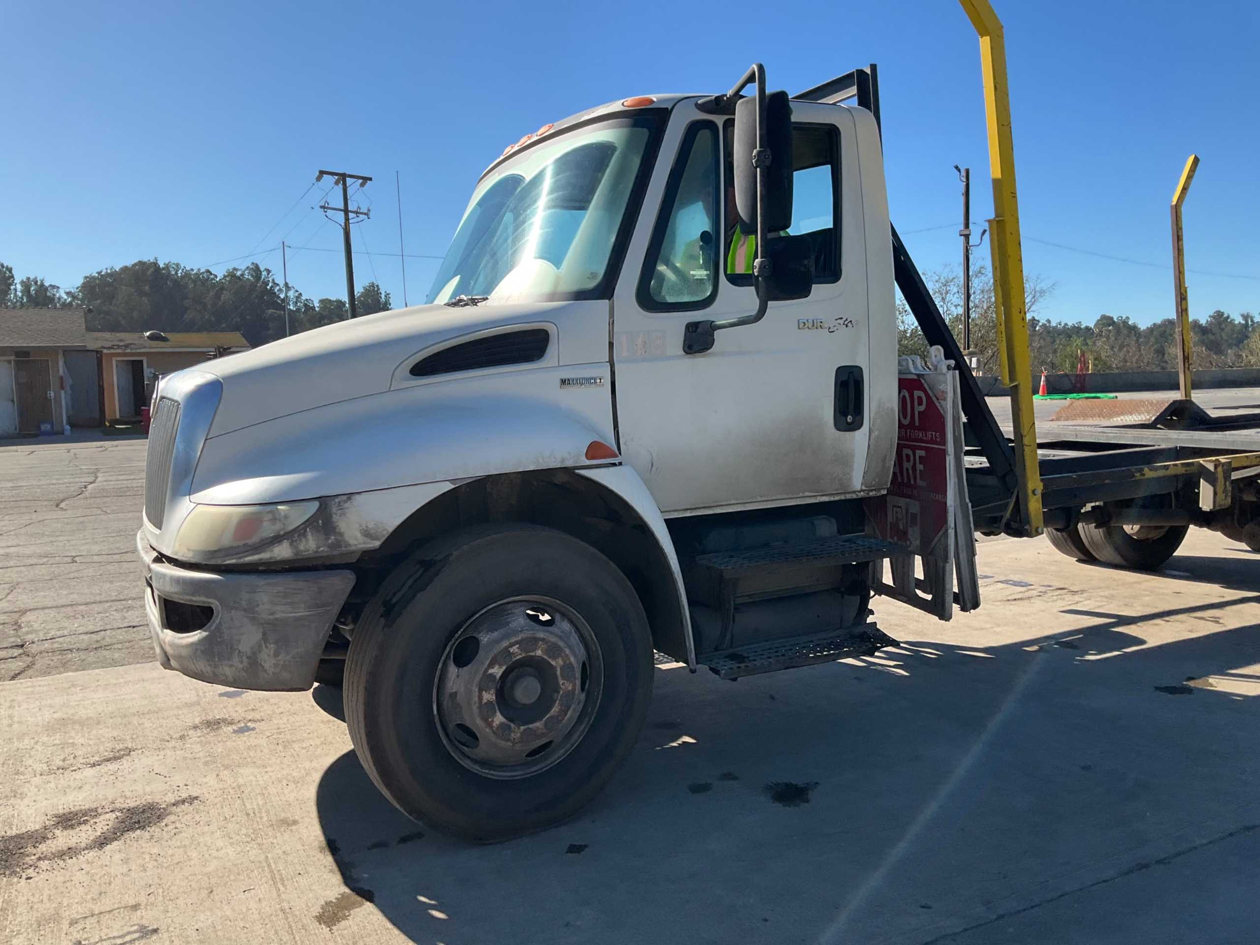 2008 INTERNATIONAL 4300M7 SBA 4X2 FLATBED TRUCK