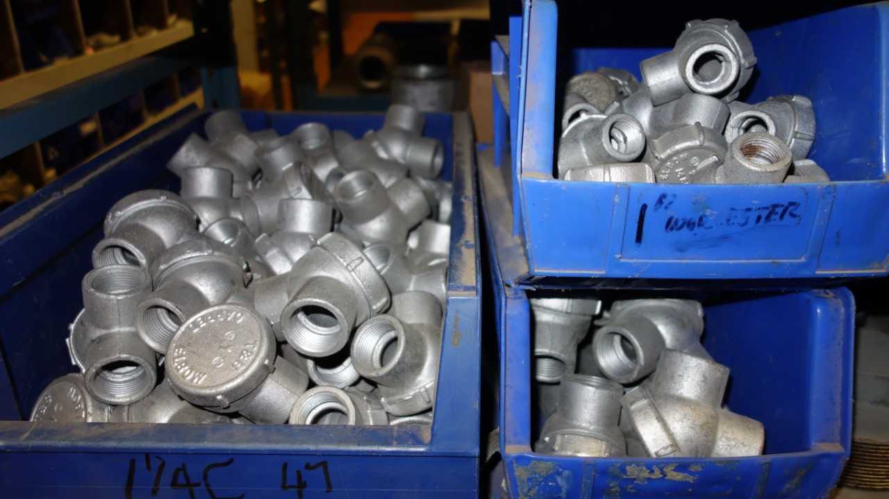 CONTENTS OF 2 SHELVES, ASSORTED ELECTRIC CONDUIT FITTINGS - CONDUIT FITTING