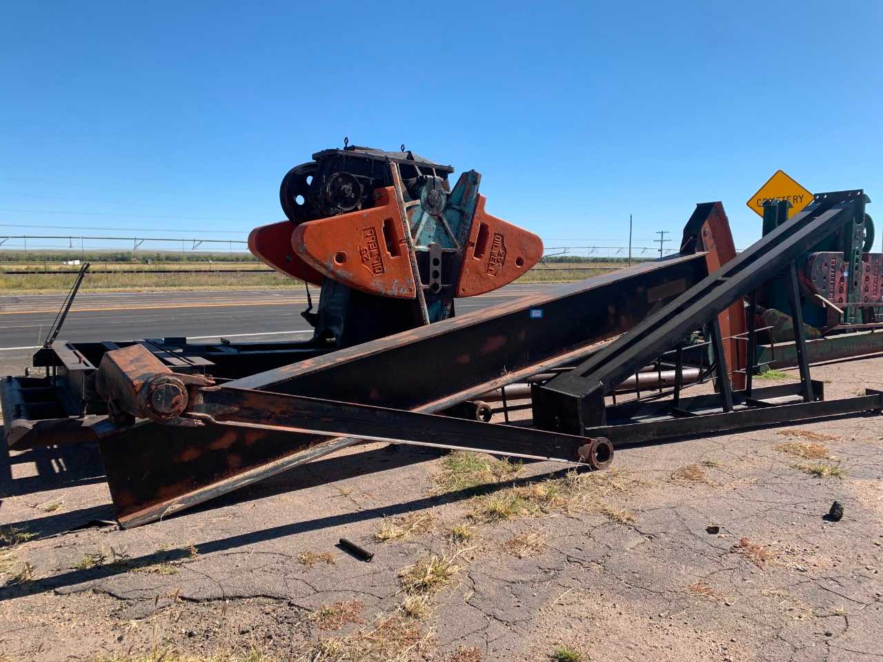 Sampson post 46G25, Gear box 228-257-74, T 15-365, Cranks T177-81(2), wights 25(4), head, beam, equalizer, pitman arms, lower w/pin housings, no pins, 7”casing wide base - PALLET JACKS