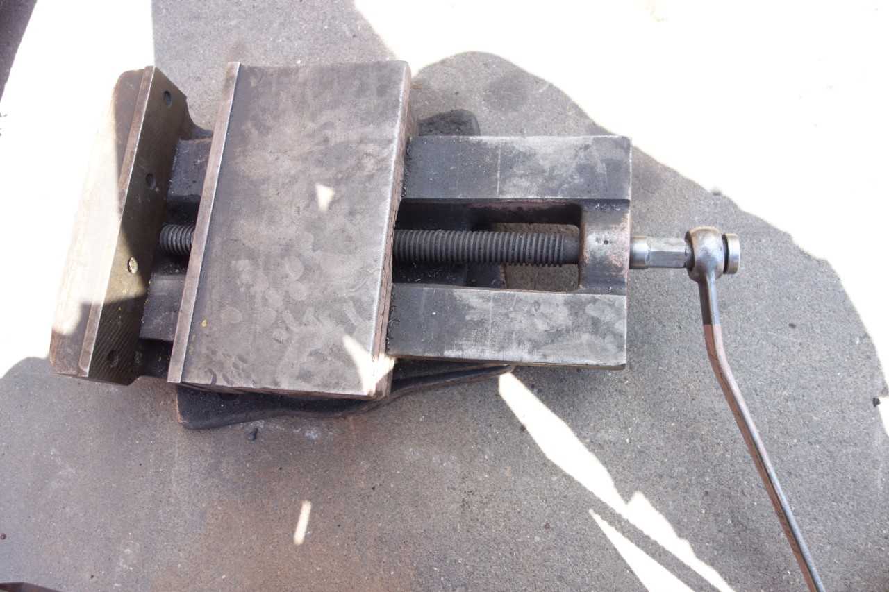 HEAVY DUTY MANUAL VISE - TOOL STORAGE