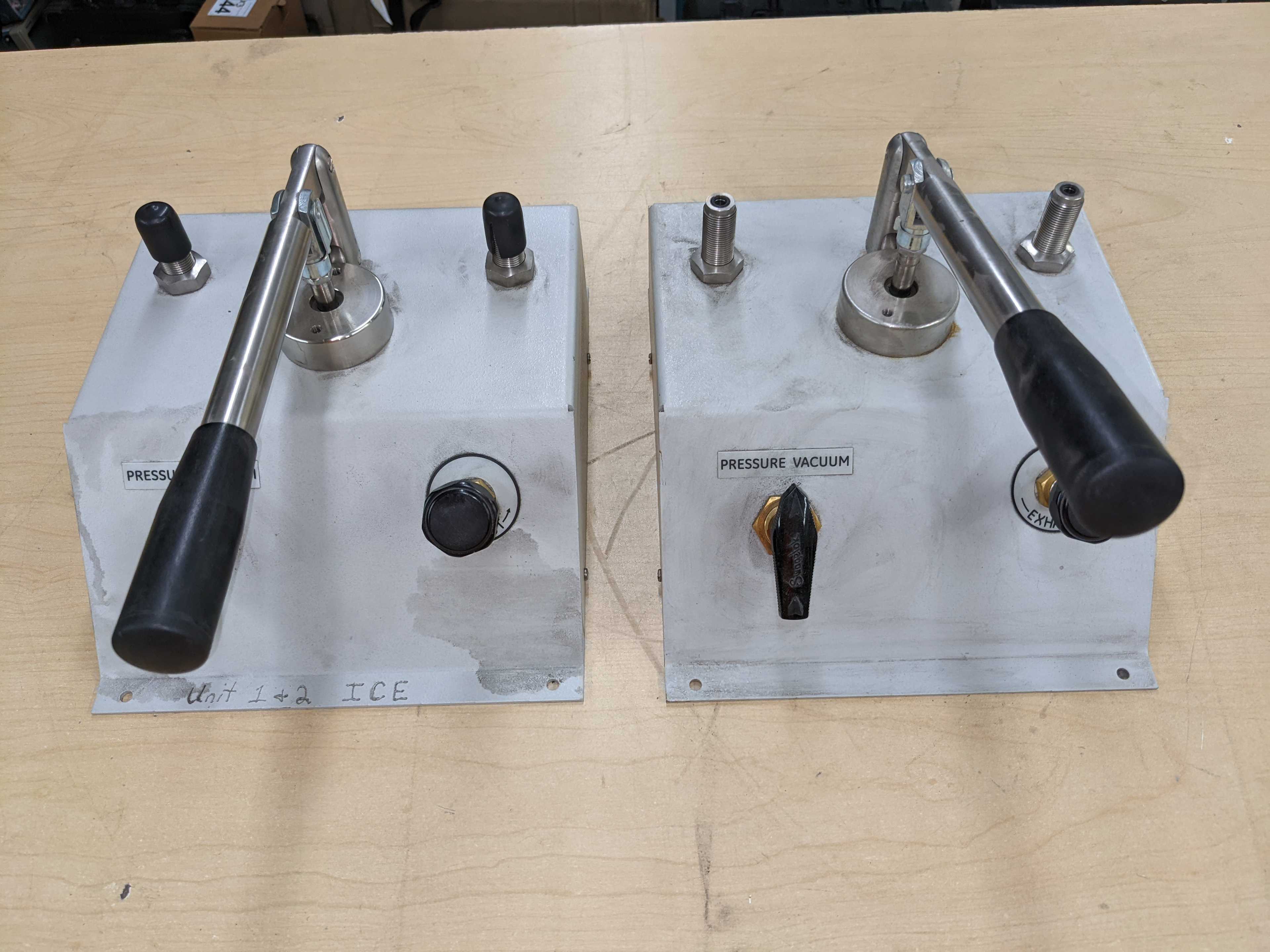 LOT OF TWO PNEUMATIC TEST PUMP VACUUM - VACUUM PUMP
