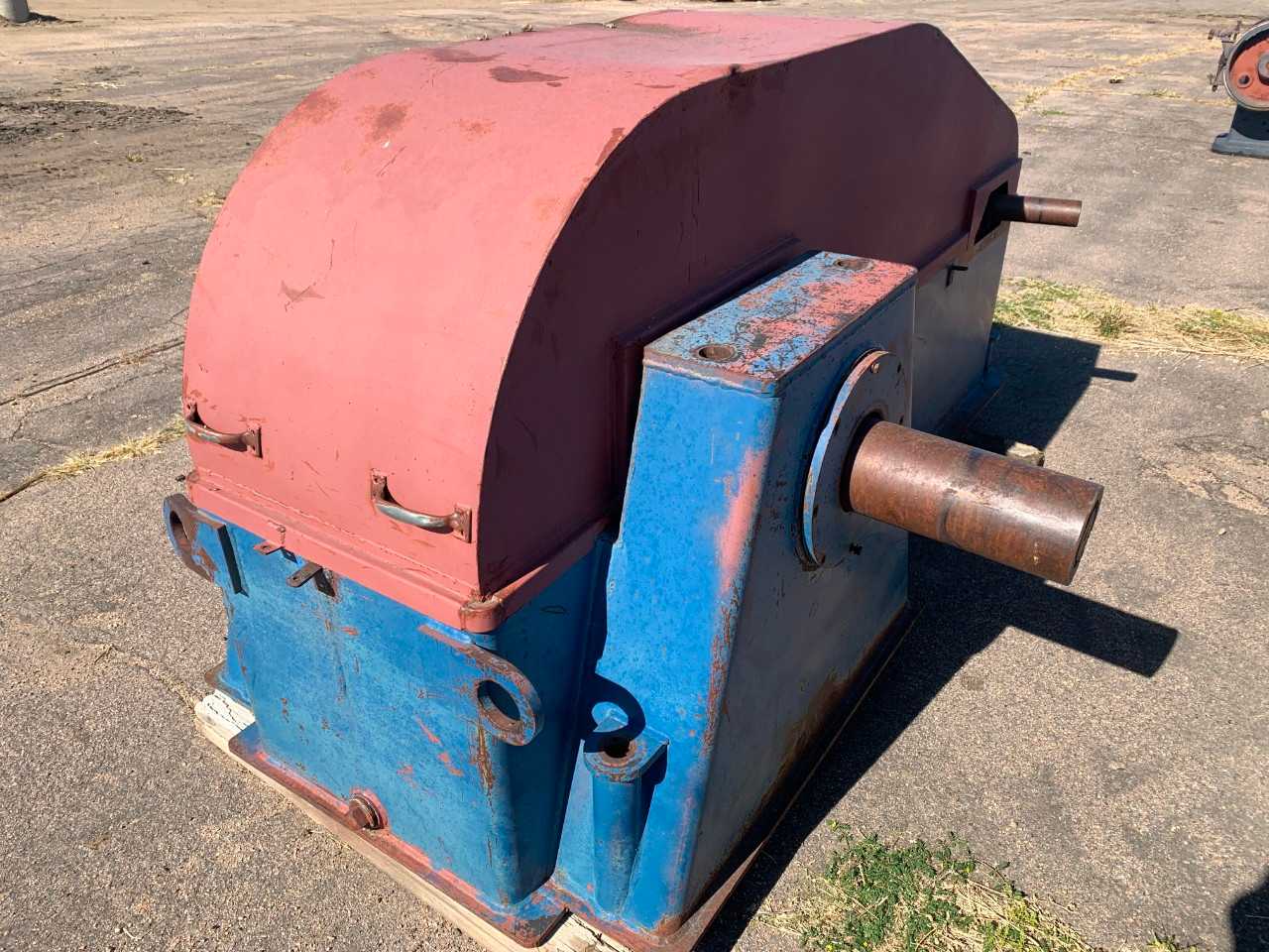 228 Sterling Box (GW) has HS pinion/bull sprocket, int HS spro/int bull pinion on concrete, complete box except for chains - PALLET JACKS