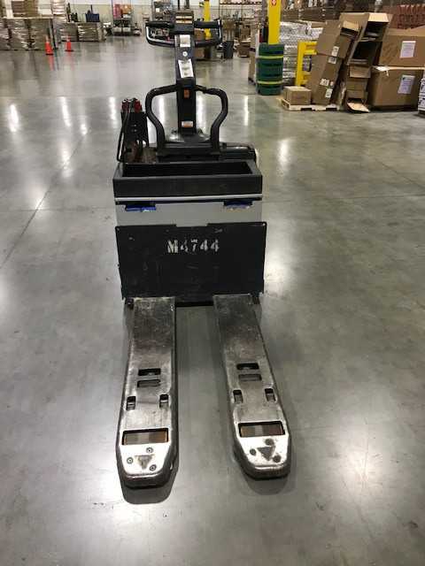 2005 Crown PE4000-60 double rider jack, Hebron, KY - MANUAL PALLET JACKS