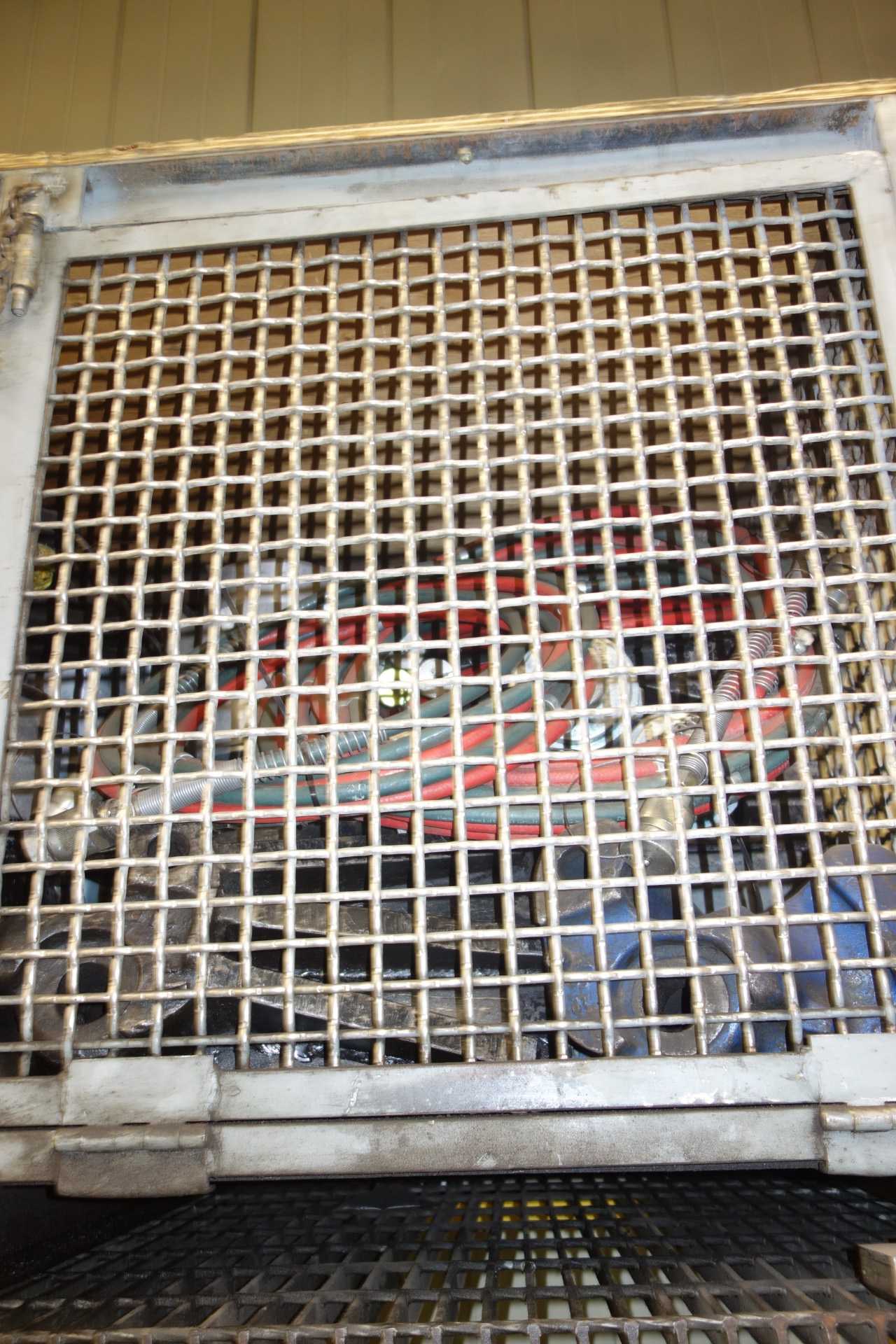 Contents of cage - assorted hydraulic jacks - HYDRAULIC PARTS