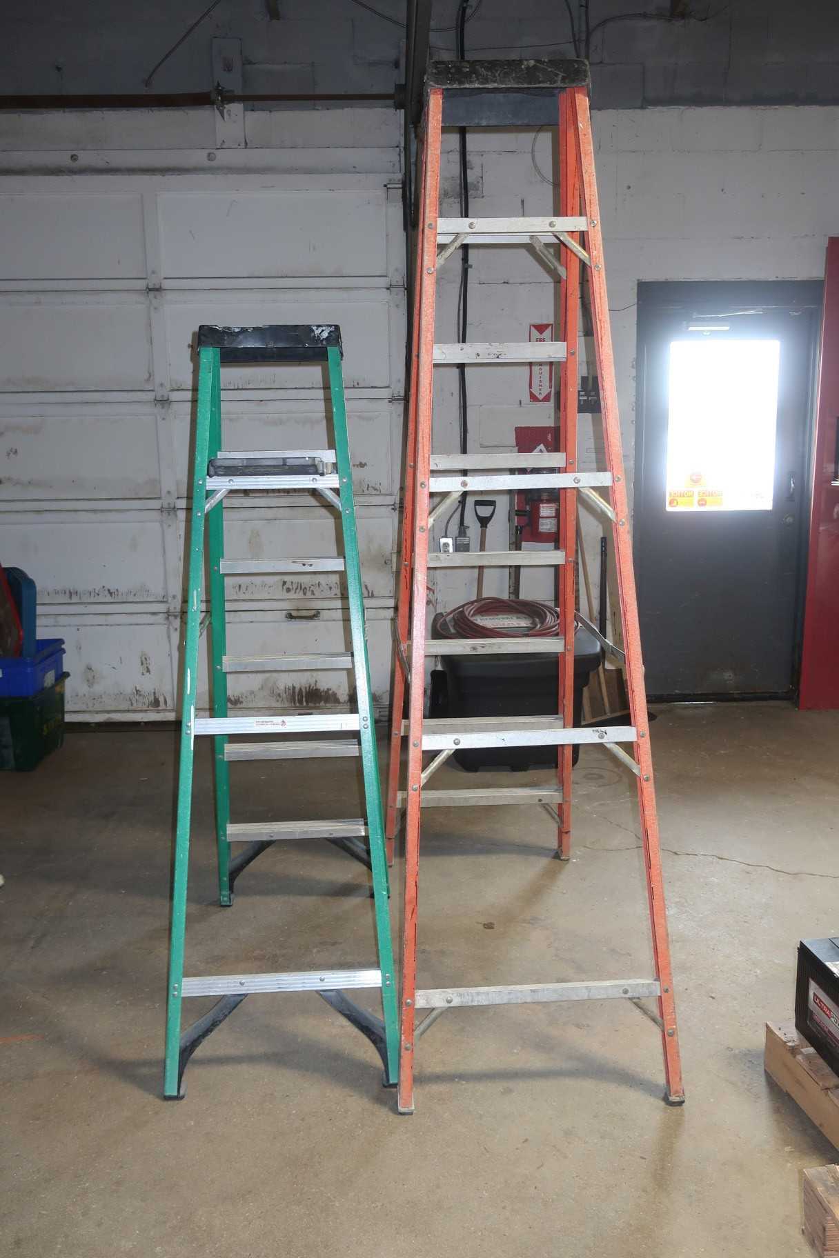 LOT OF 2 ASSORTED FIBERGLASS STEP LADDERS - MISCELLANEOUS