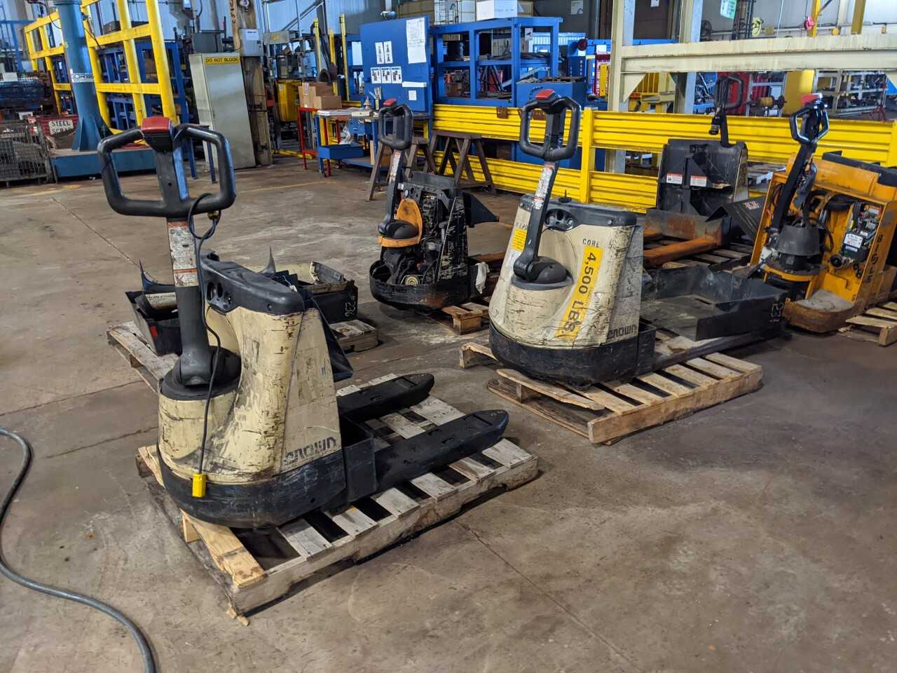 LOT OF 2 CROWN WP 2000 4500LB 24V-DC ELECTRIC PALLET JACK (NEED REPAIRS MISSING BATTERY) - MANUAL PALLET JACKS