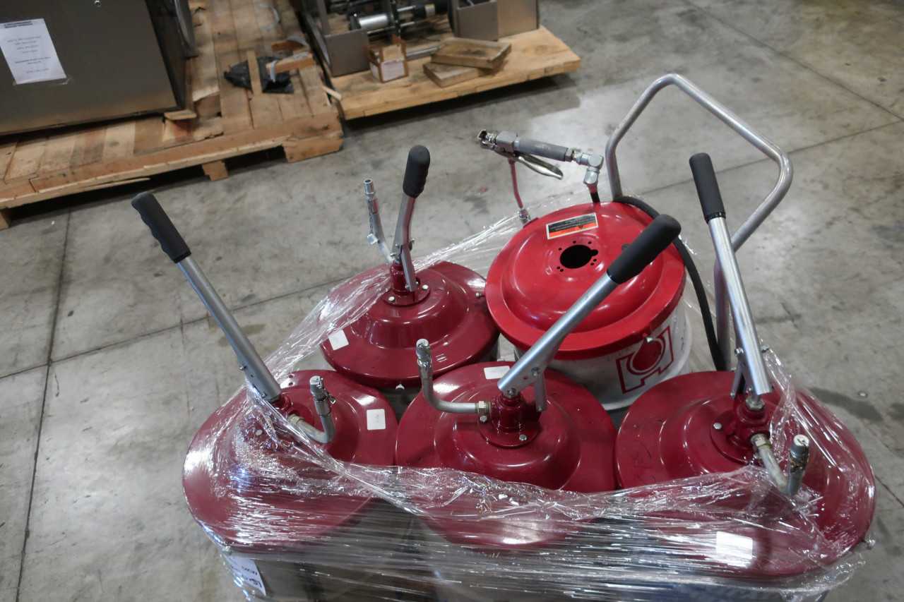1 PALLET OF ASSORTED LUBRICANTS WITH PUMPS - PUMPS