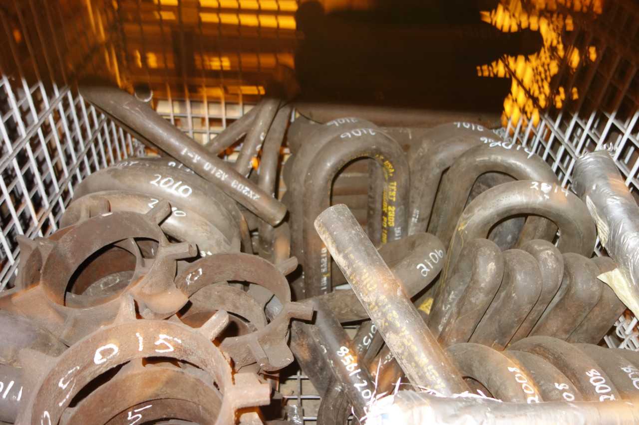 CONTENTS OF 4 UPRIGHT RACKING SECTIONS, TUBES - INDUSTRIAL PARTS