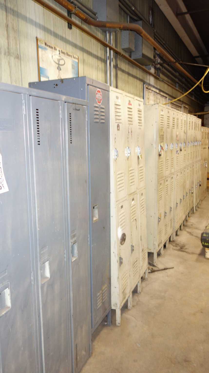 ASSORTED LOT OF 22 SINGLE AND DOUBLE DOOR LOCKERS WITH CONTENTS - TOOL STORAGE
