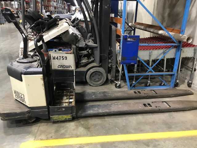 2002 Crown PE3540-60 double rider pallet jack, Hebron, KY - MANUAL PALLET JACKS