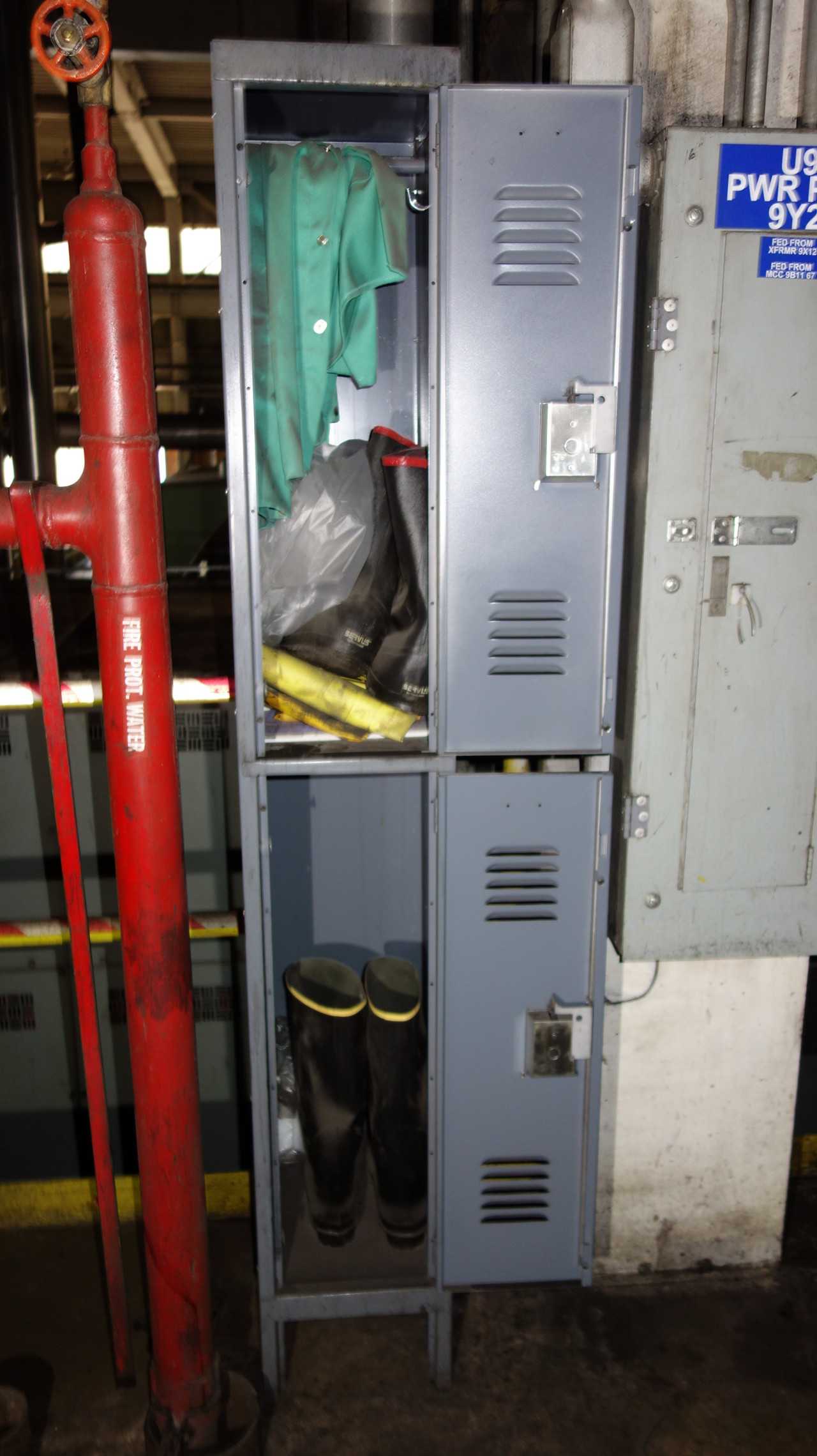 LOT OF 3 BERGER LOCKERS AND TENNSCO CABINET - TOOL STORAGE