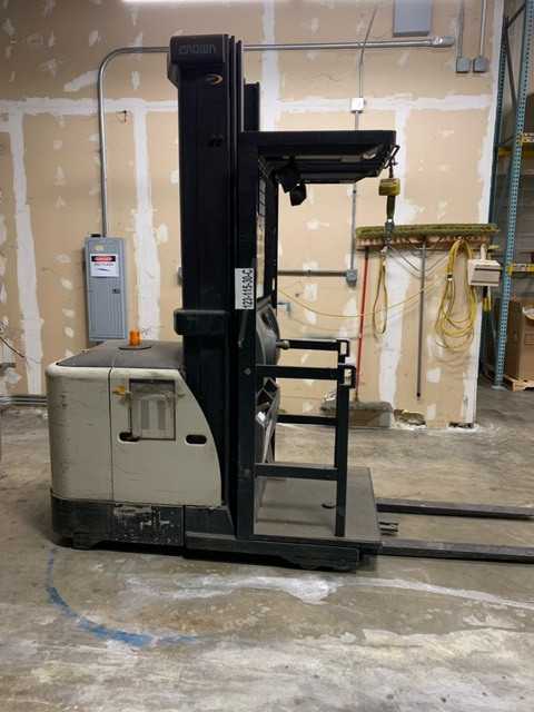 2004 Crown SP322030TT240 order picker, Des Moines, IA - MISCELLANEOUS