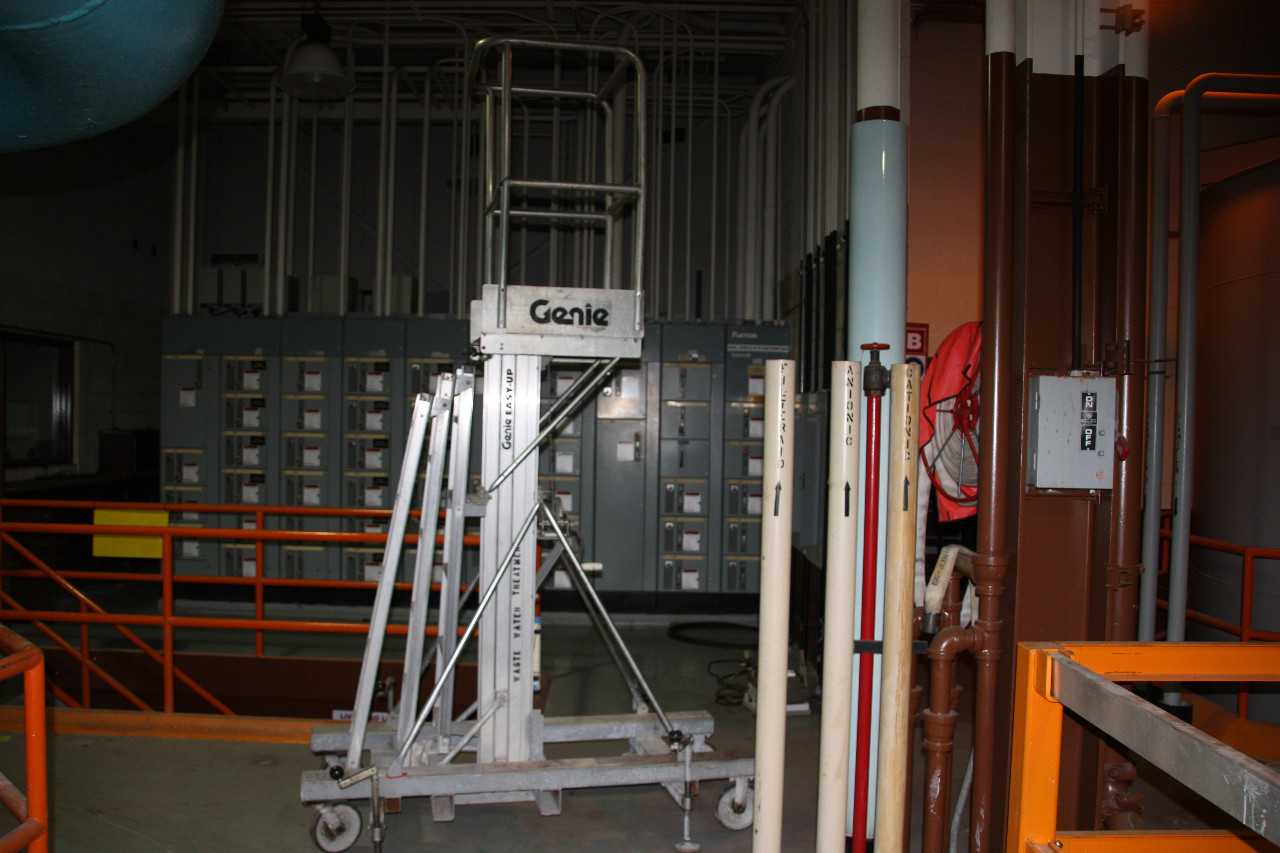 Genie Crank-up Lift - MATERIAL HANDLING