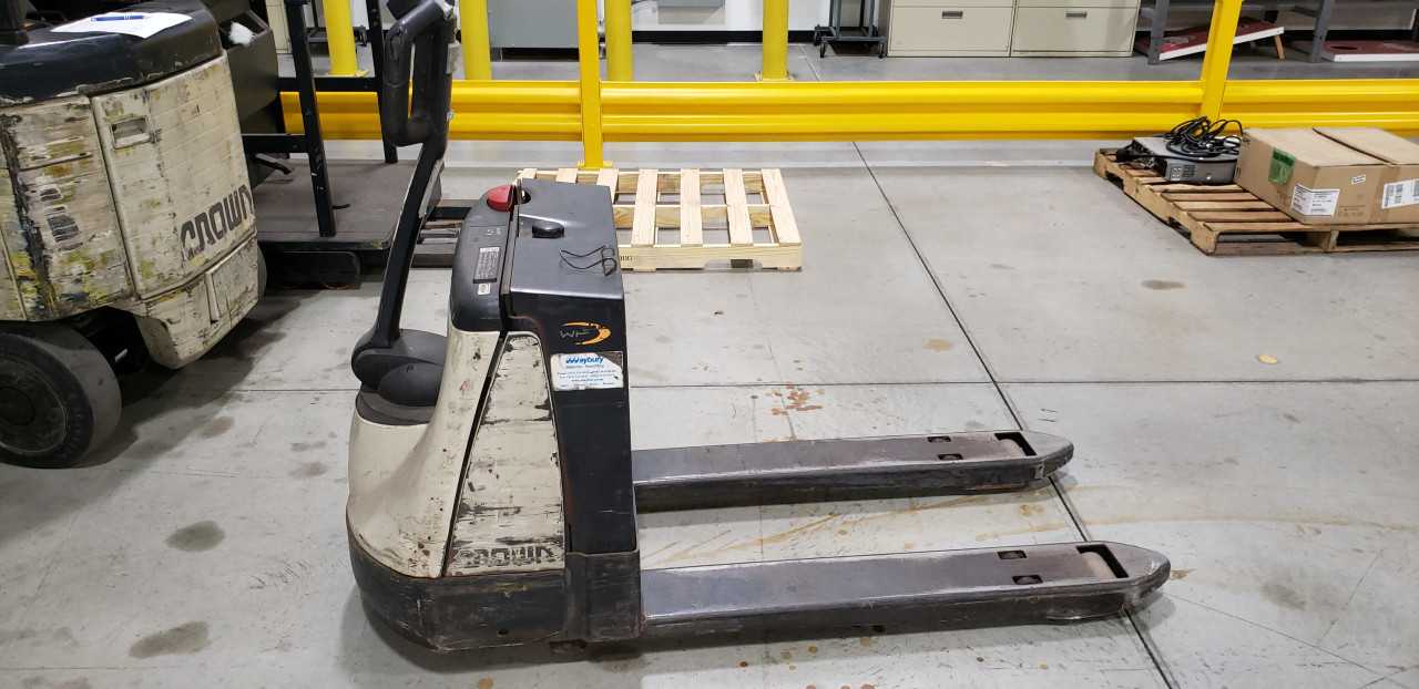 2004 Crown WP2035-45 walkie pallet jack Grove City OH - MANUAL PALLET JACKS 2004 Crown WP2035-45 walkie pallet jack Grove City OH - MANUAL PALLET JACKS