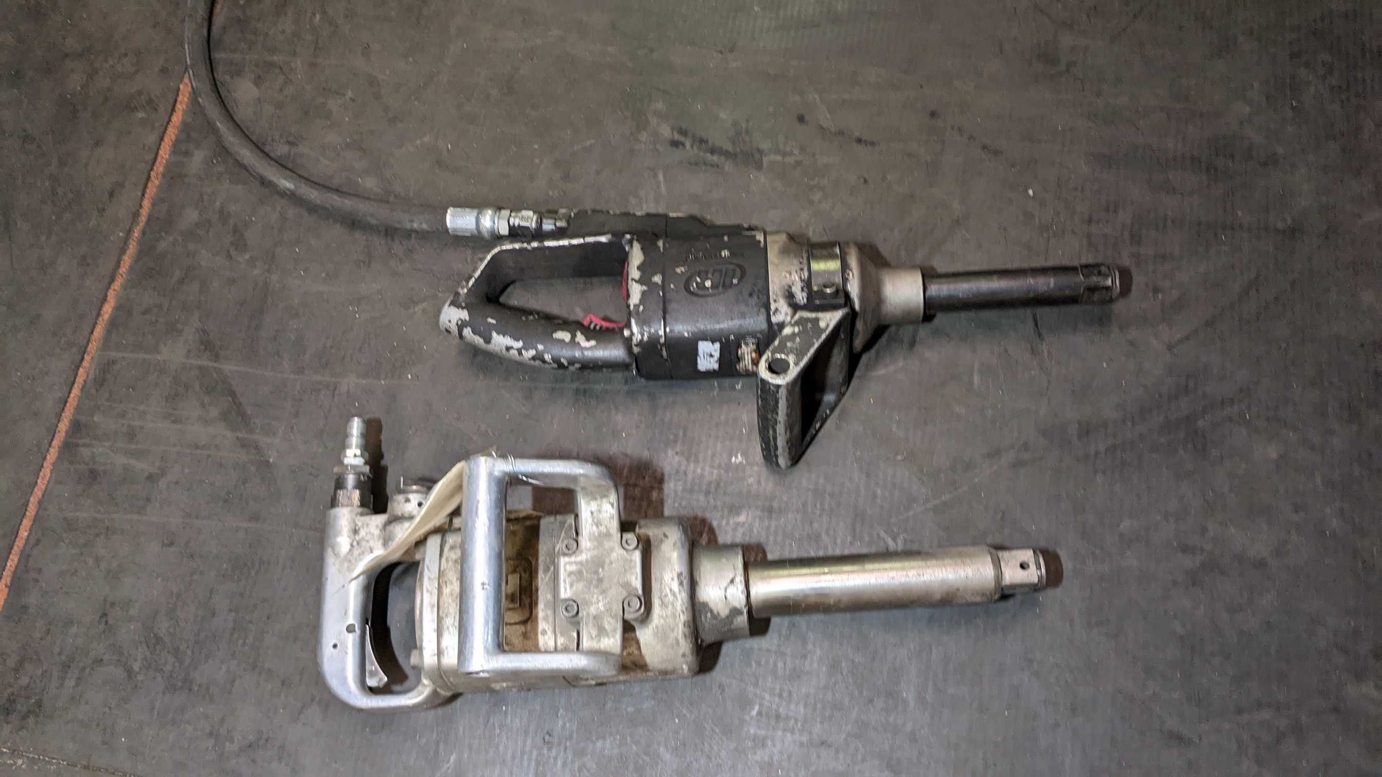 LOT OF 2 PNEUMATIC IMPACT WRENCHES - PNEUMATIC POWER TOOL