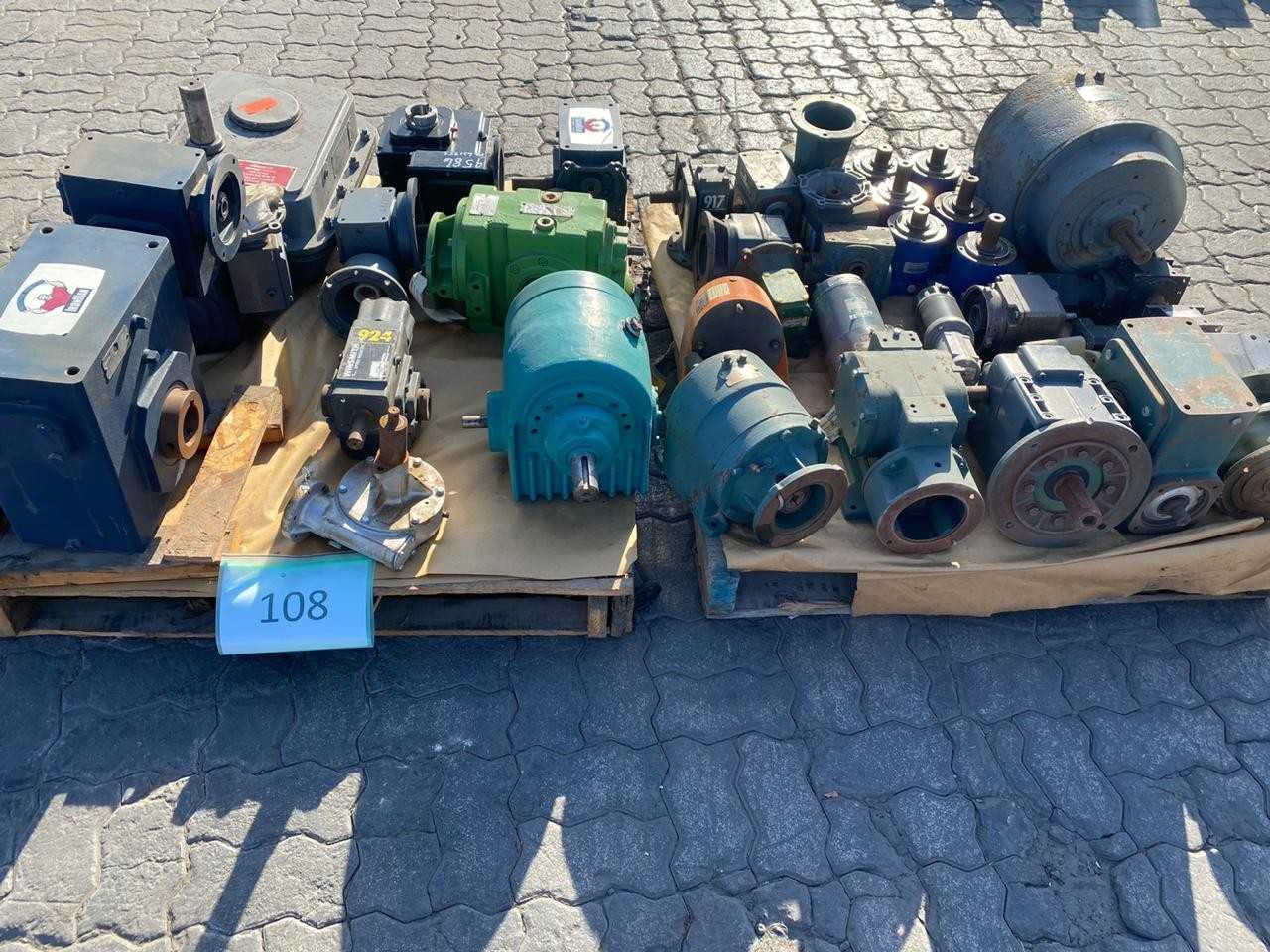 2 PALLETS OF ASSORTED GEARS - HAND TOOLS