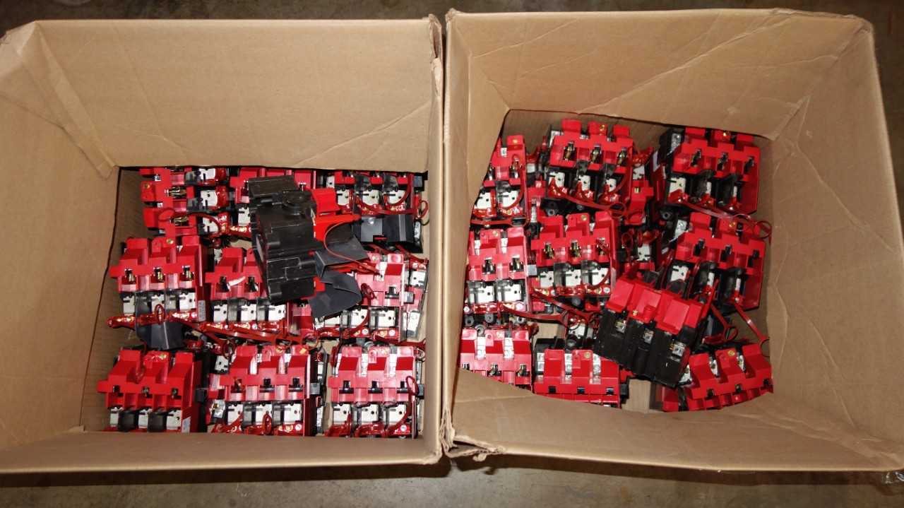 LOT OF 2 BOXES OF EATON C361NC 30A DISCONNECT SWITCHES - DISCONNECT SWITCHES