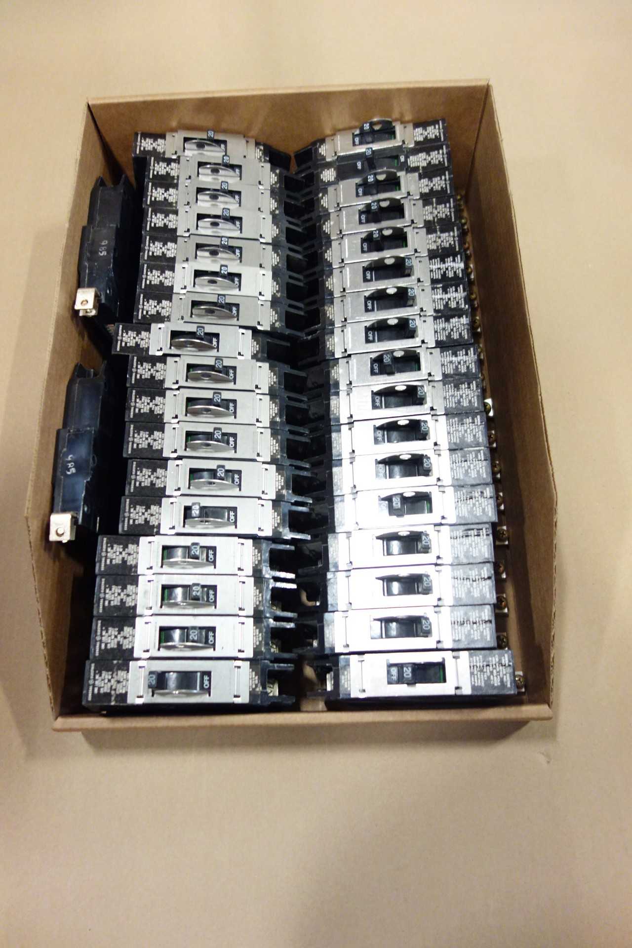 LOT OF GENERAL ELECTRIC GE MOLDED CASE CIRCUIT BREAKER - CIRCUIT BREAKERS