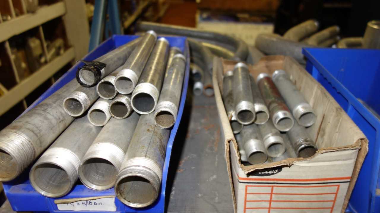 CONTENTS OF 4 SHELVES, ASSORTED ELECTRIC CONDUIT FITTINGS - ELECTRICAL COMPONENTS