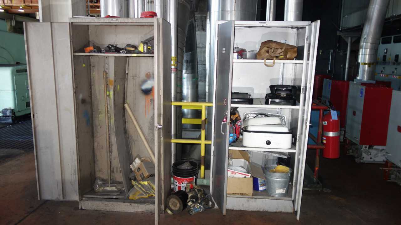 LOT OF 2 CABINETS WITH CONTENTS (ONLY CONTENTS INSIDE) - INDUSTRIAL PARTS