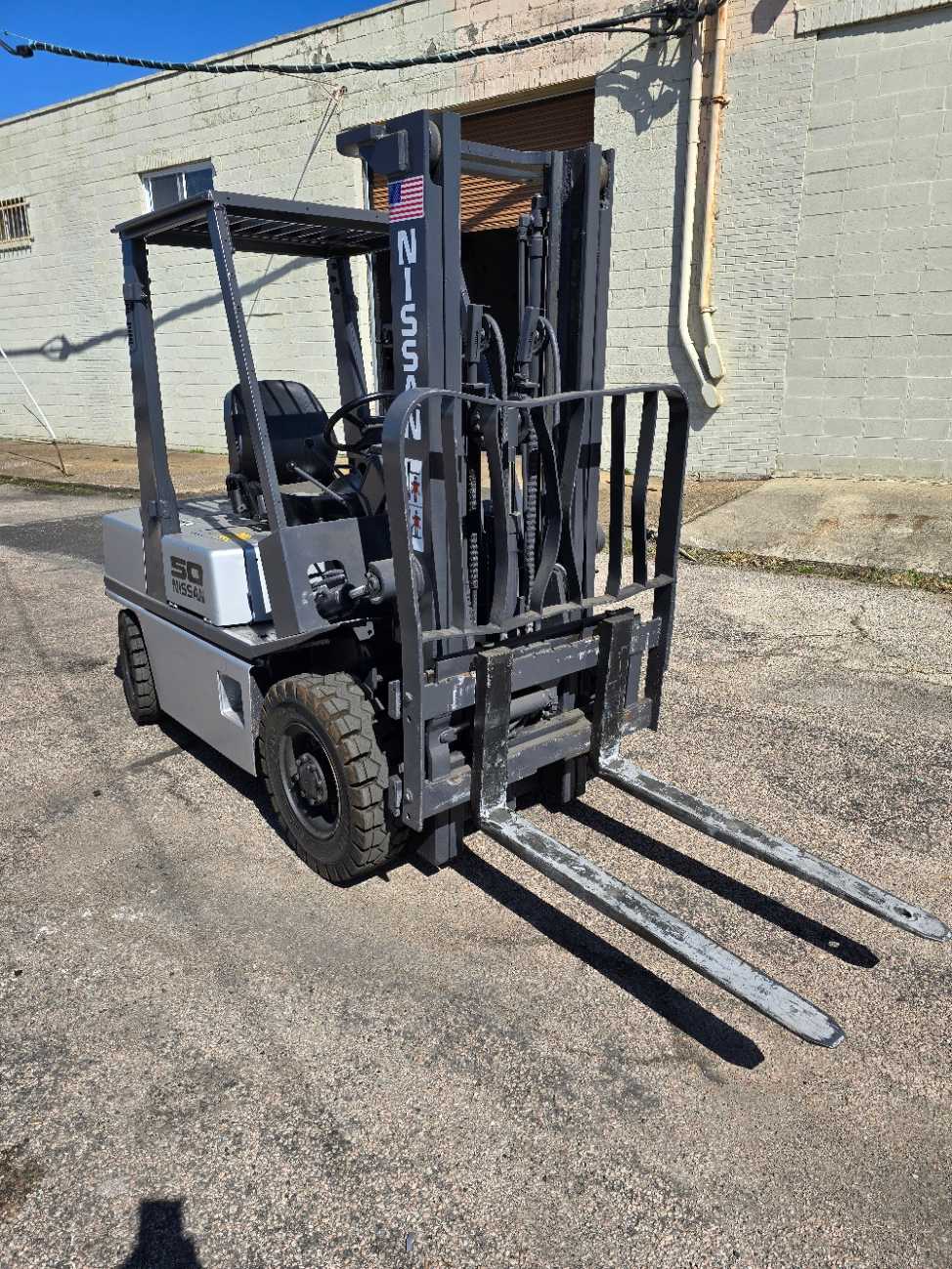 NISSAN 5000 LBS GASOLINE POWERED FORKLIFT - MATERIAL HANDLING EQUIPMENT