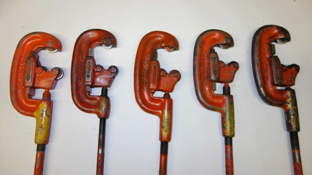 LOT OF 5 RIDGID 2A 1/2 TO 2 IN PIPE CUTTERS - HAND TOOLS