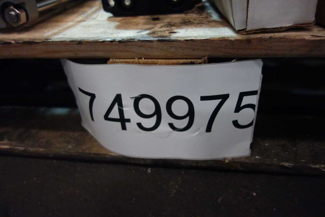 2 PALLETS OF ASSORTED PNEUMATIC VALVES, CYLINDERS, REGULATORS- SMC, PARKER, BELOIT - VALVES