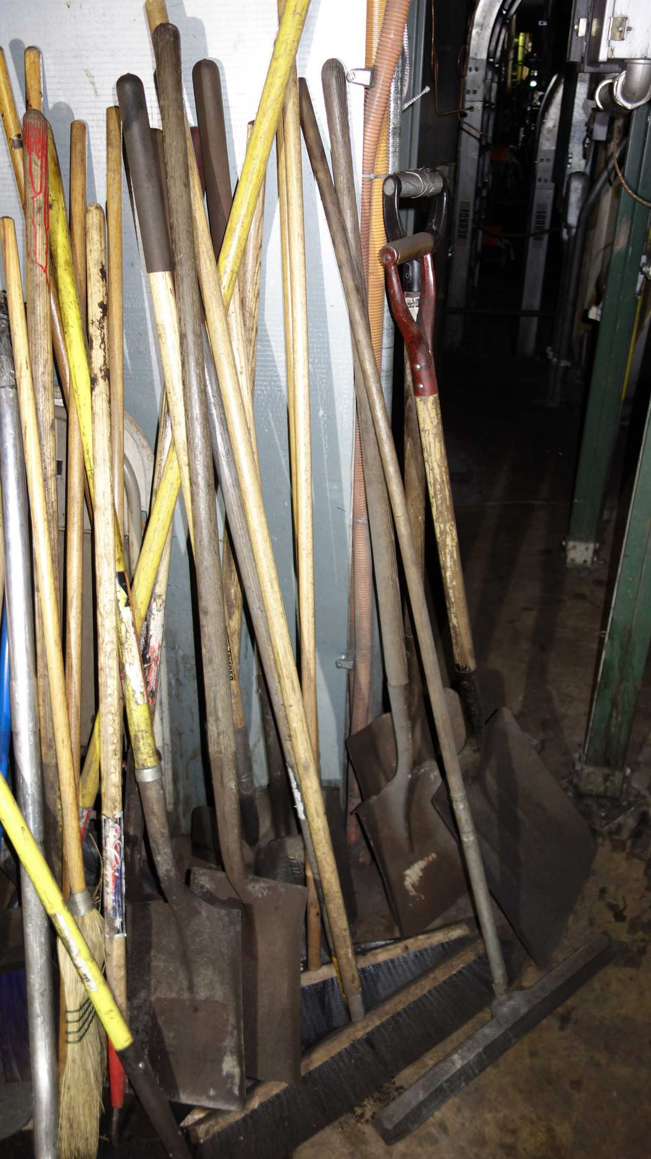LOT OF ASSORTED TRASH BINS, BROOMS, TOOLS, CARTS - ELECTRIC POWER TOOLS