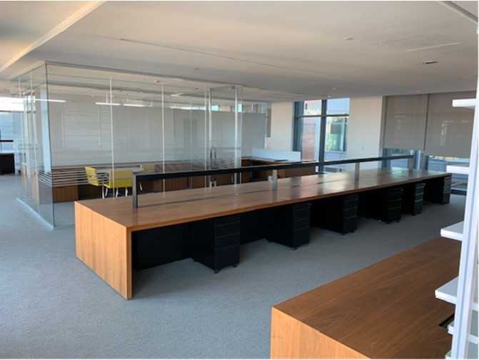 1 Lot of High-End Office Furniture - MISCELLANEOUS