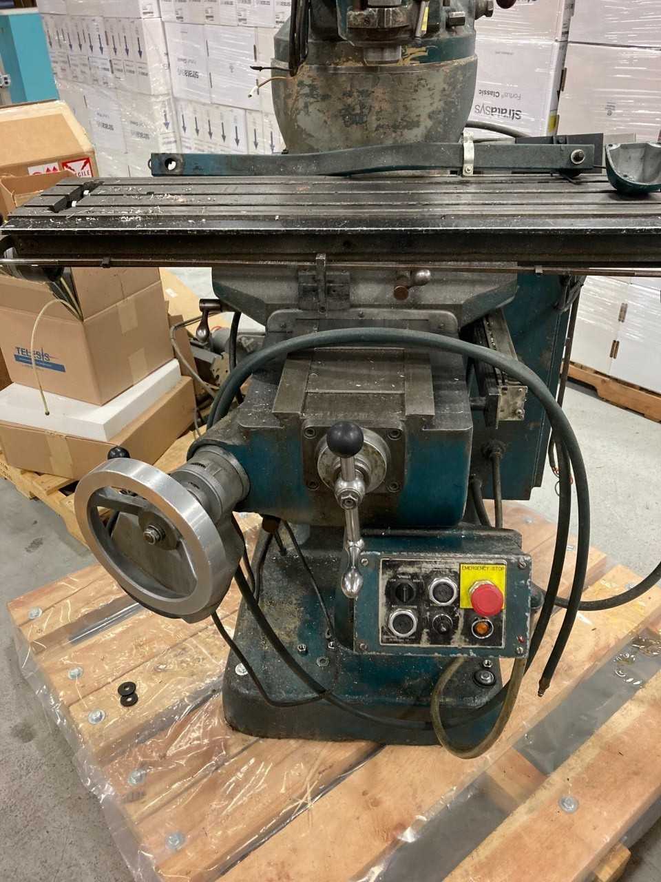 BRIDGEPORT VERTICAL MILLING MACHINE (2564022) (ST LOUIS) - MILLING MACHINES