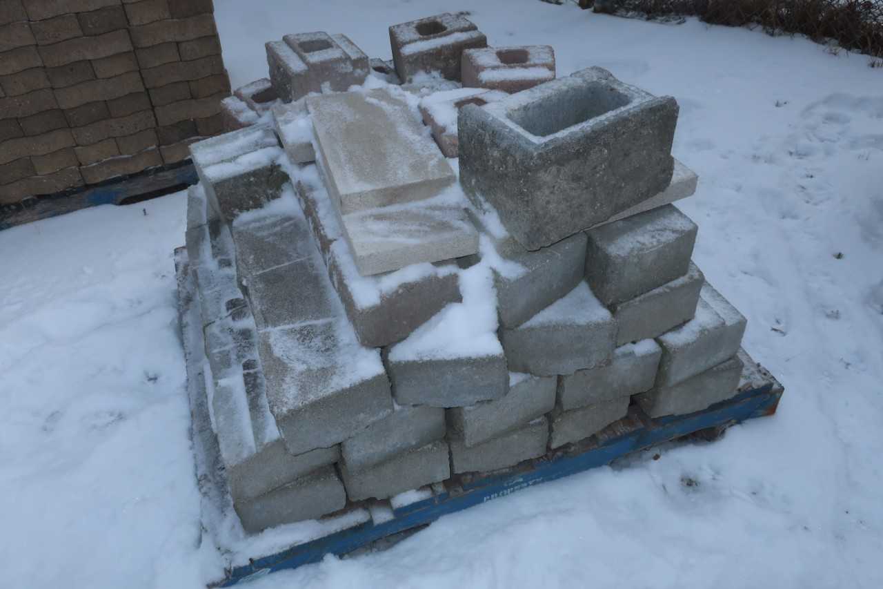 3 PALLETS OF ASSORTED LANDSCAPE BRICK - MISCELLANEOUS