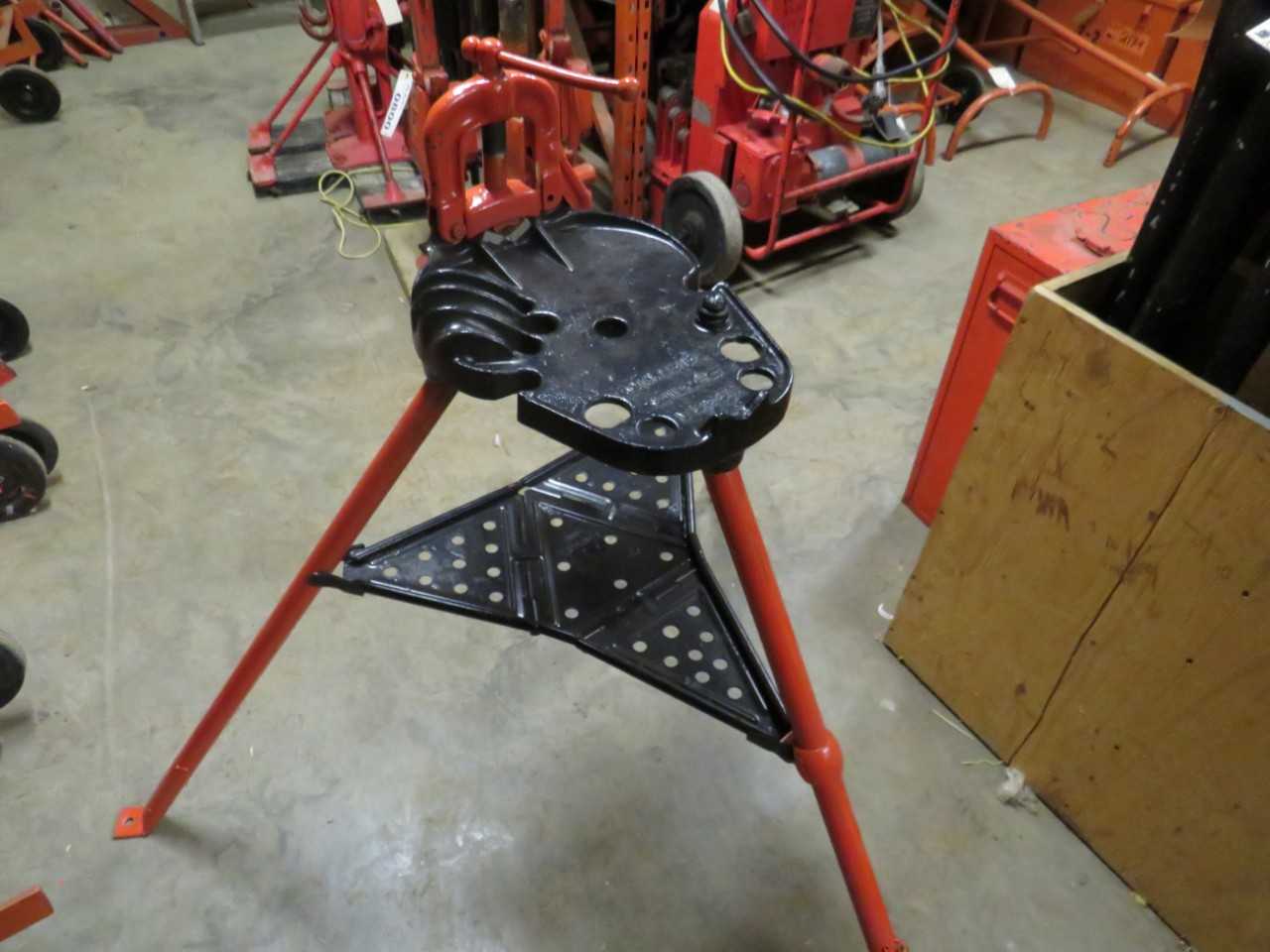 RIDGID 40-A PORTABLE TRISTAND TRIPOD YOKE VISE 1/8" TO 2 1/2" - ELECTRIC POWER TOOLS