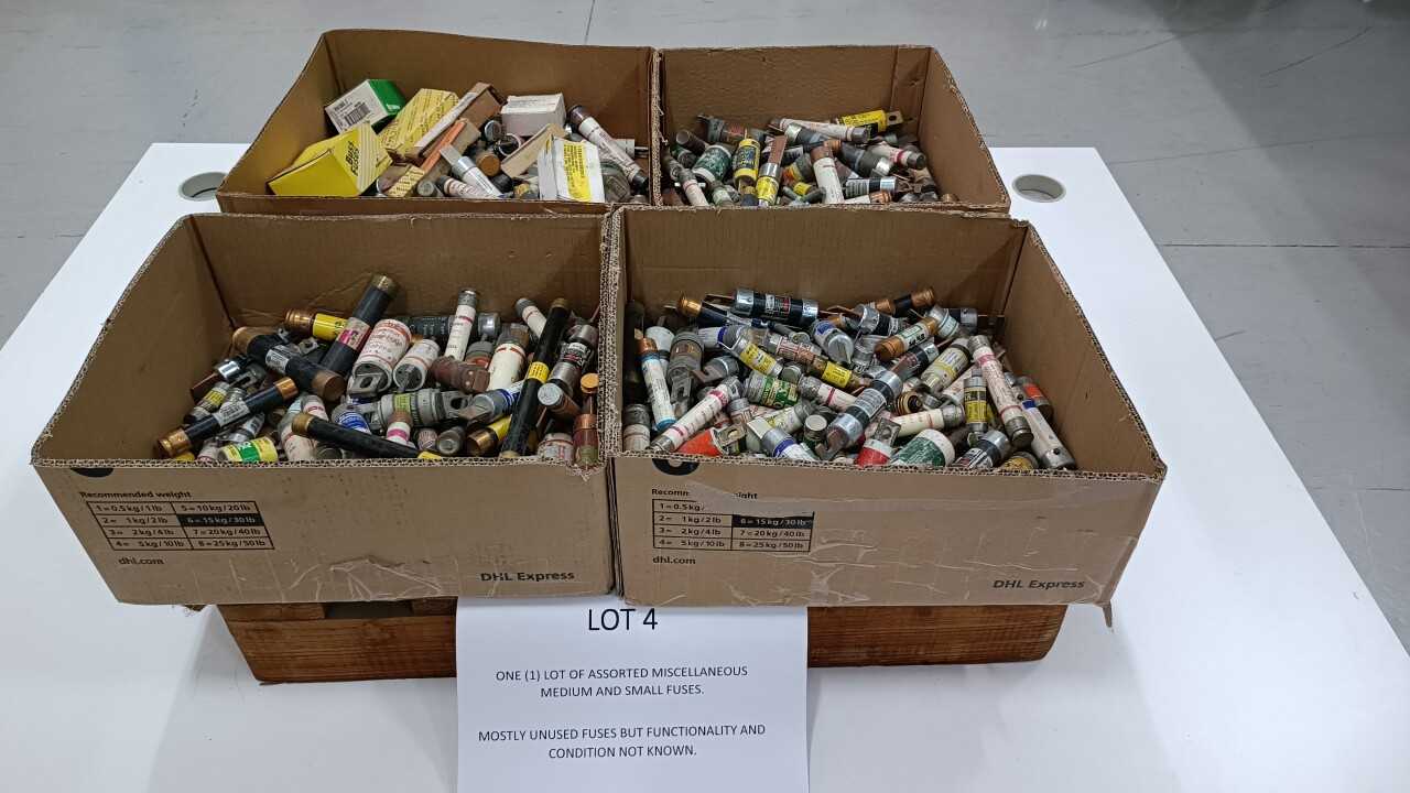 ONE (1) LOT OF ASSORTED MISCELLANEOUS MEDIUM AND SMALL FUSES. - FUSES