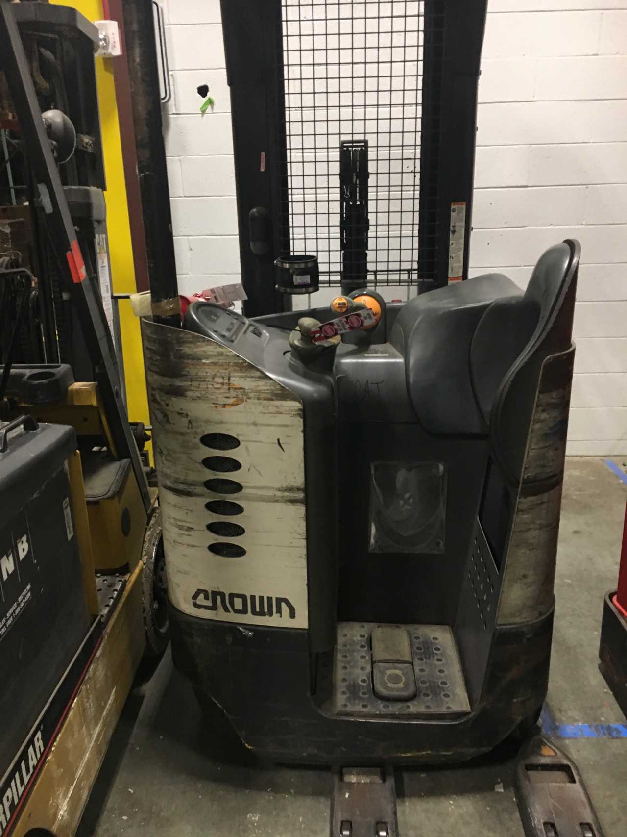 2003 Crown RR5220-45 reach truck, Enfield, CT - REACH TRUCKS