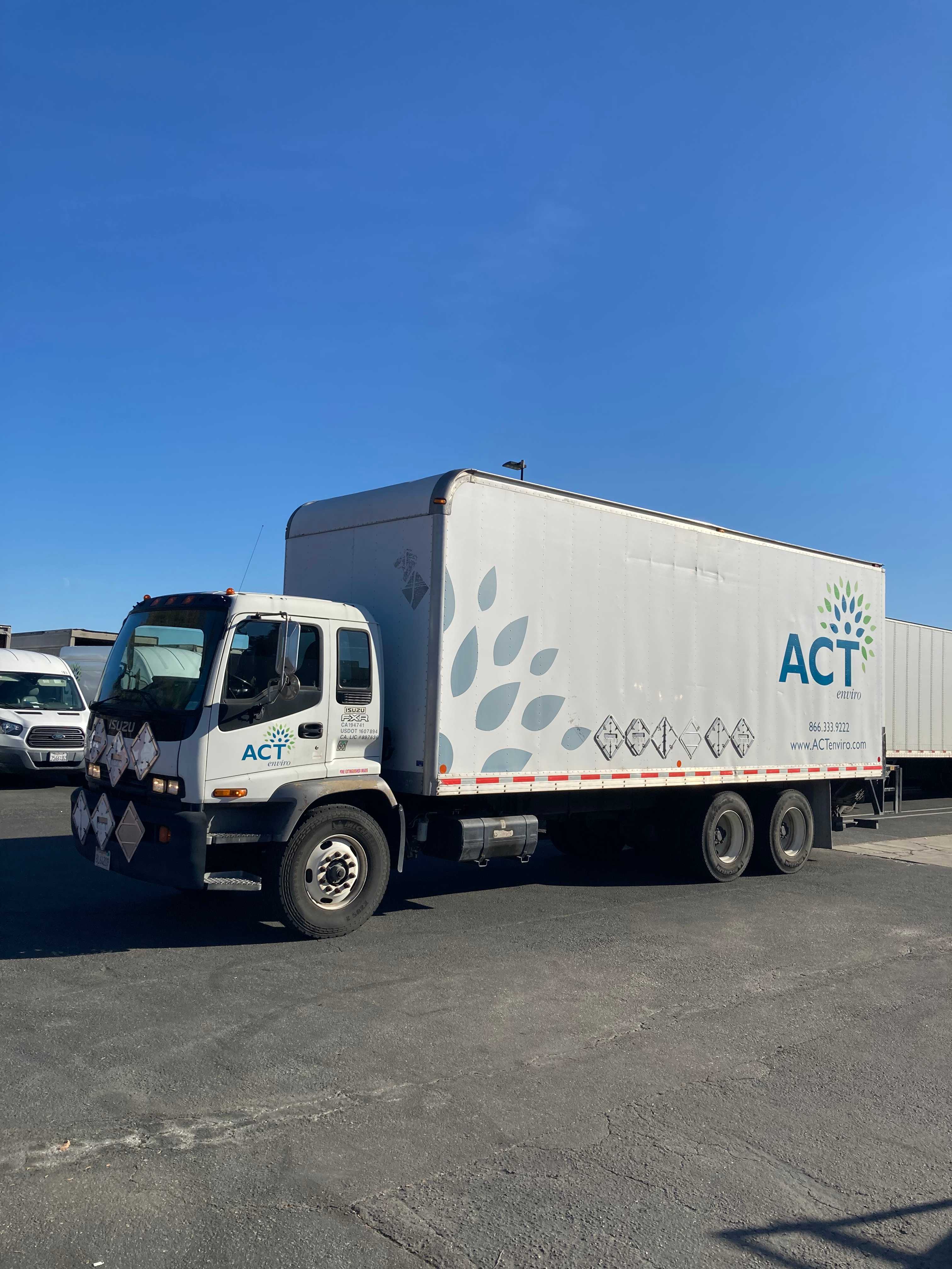 2008 Isuzu FXR bobtail truck - HYDRO EXCAVATOR TRUCKS