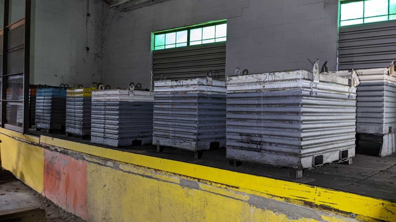 Lot of 7 steel bins - TOOL STORAGE