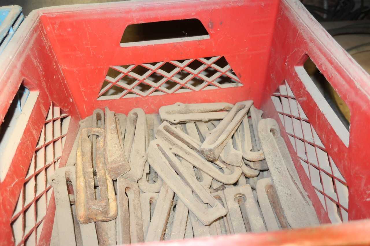 LOT OF ASSORTED STEEL WEDGES - HAND TOOLS