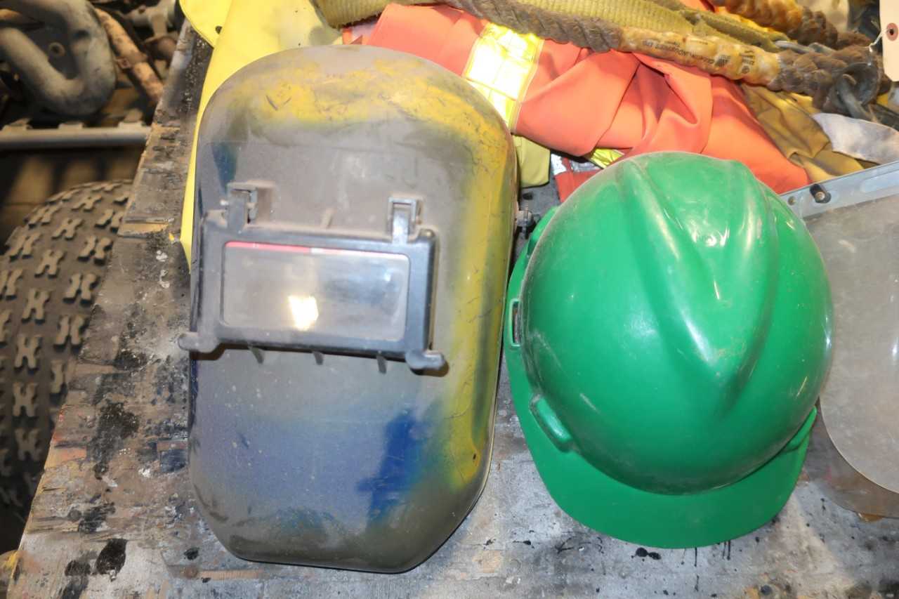 LOT OF ASSORTED SAFETY EQUIPMENT - SAFETY EQUIPMENT