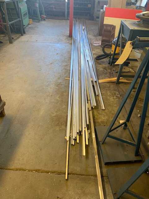 LOT OF ASSORTED ALUMINUM STOCK 20DEG ANGLE & T-SHAPED - MISCELLANEOUS