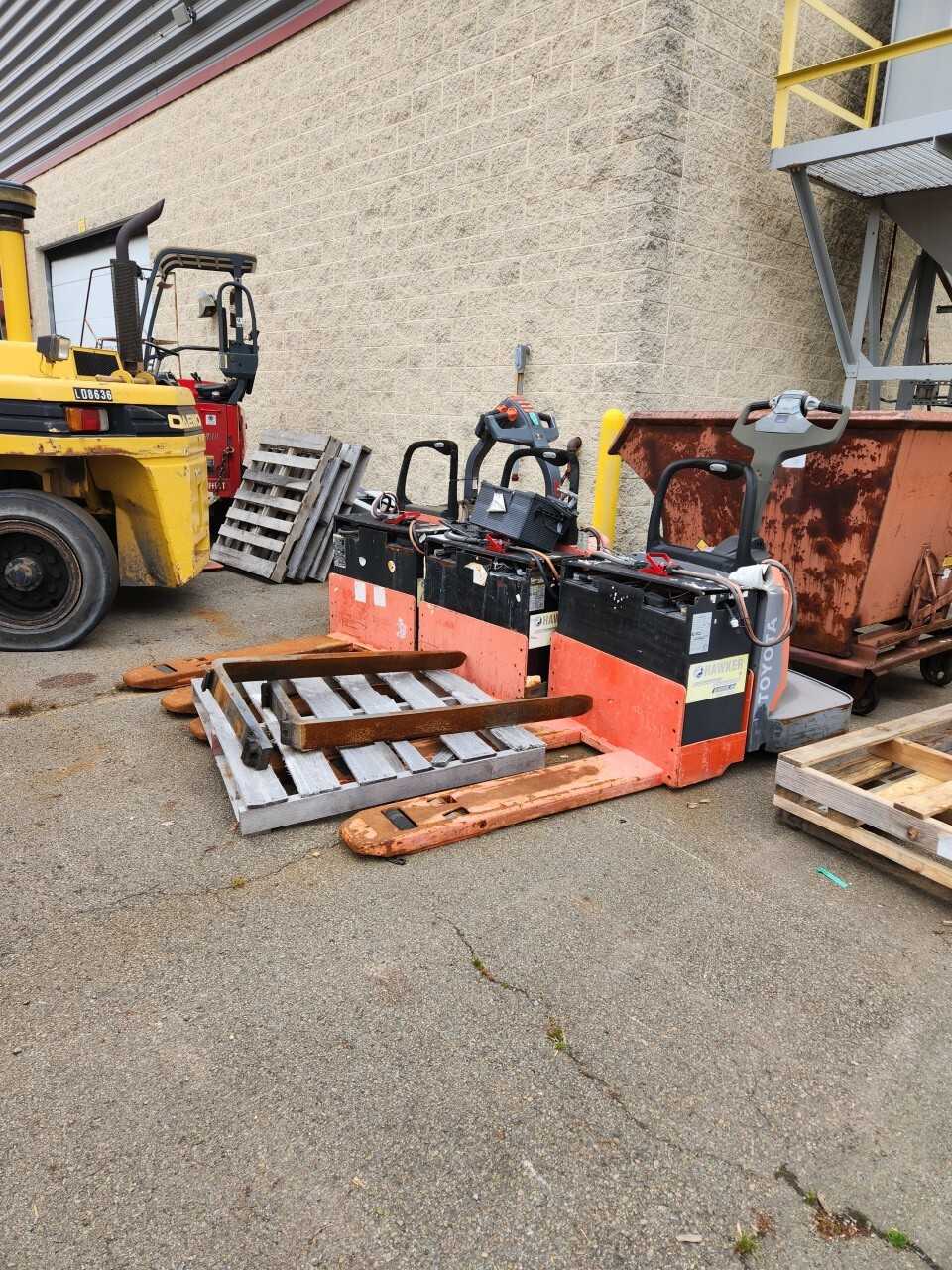 Lot of Electric Pallet Lifts - ELECTRIC PALLET JACKS