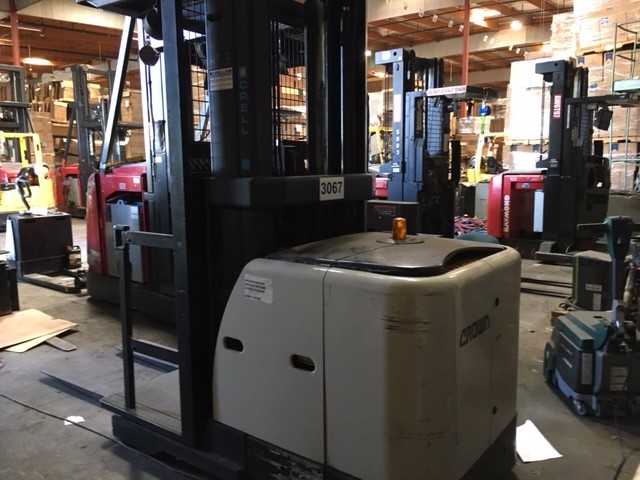 2005 Crown SP322030TT stock picker, Downey, CA - FORKLIFTS