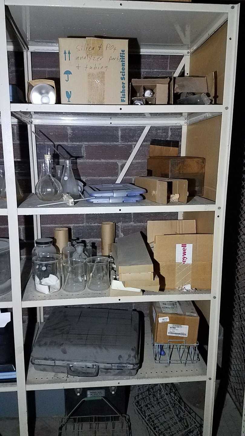 CONTENTS OF 2 SHELVES, ASSORTED GLASSWARE, MODEL V3A OIL TEST KIT, HACH DIGITAL TITRATOR, CALIBRATION CYLINDER - LAB & SCIENTIFIC