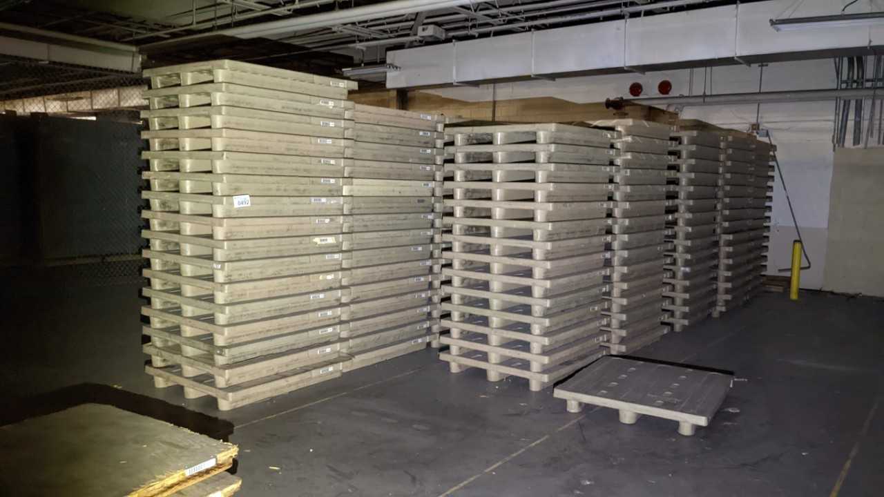 180 PLASTIC PALLETS - ELECTRICAL COMPONENTS