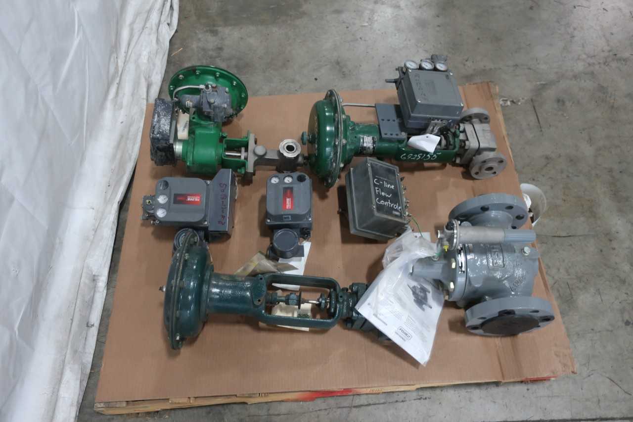 PALLET OF ASSORTED FISHER VALVES AND POSITIONERS - CONTROL VALVE