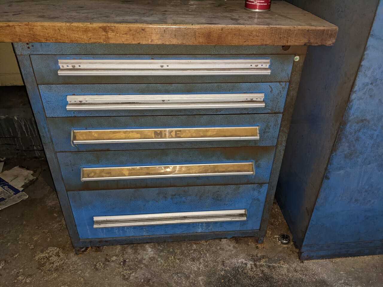 STANLEY VIDMAR WORK DESK WITH 2X 5 DRAWER CABINET WITH CONTENTS MANIFOLDS, GAUGES - TOOL STORAGE