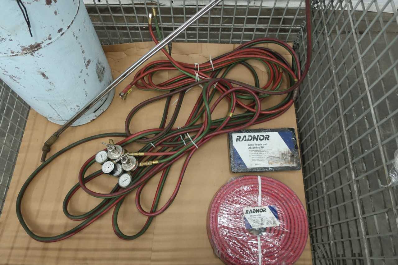 1 TANK LIQUEFIED PETROLEUM GAS AND TORCH - WELDING EQUIPMENT