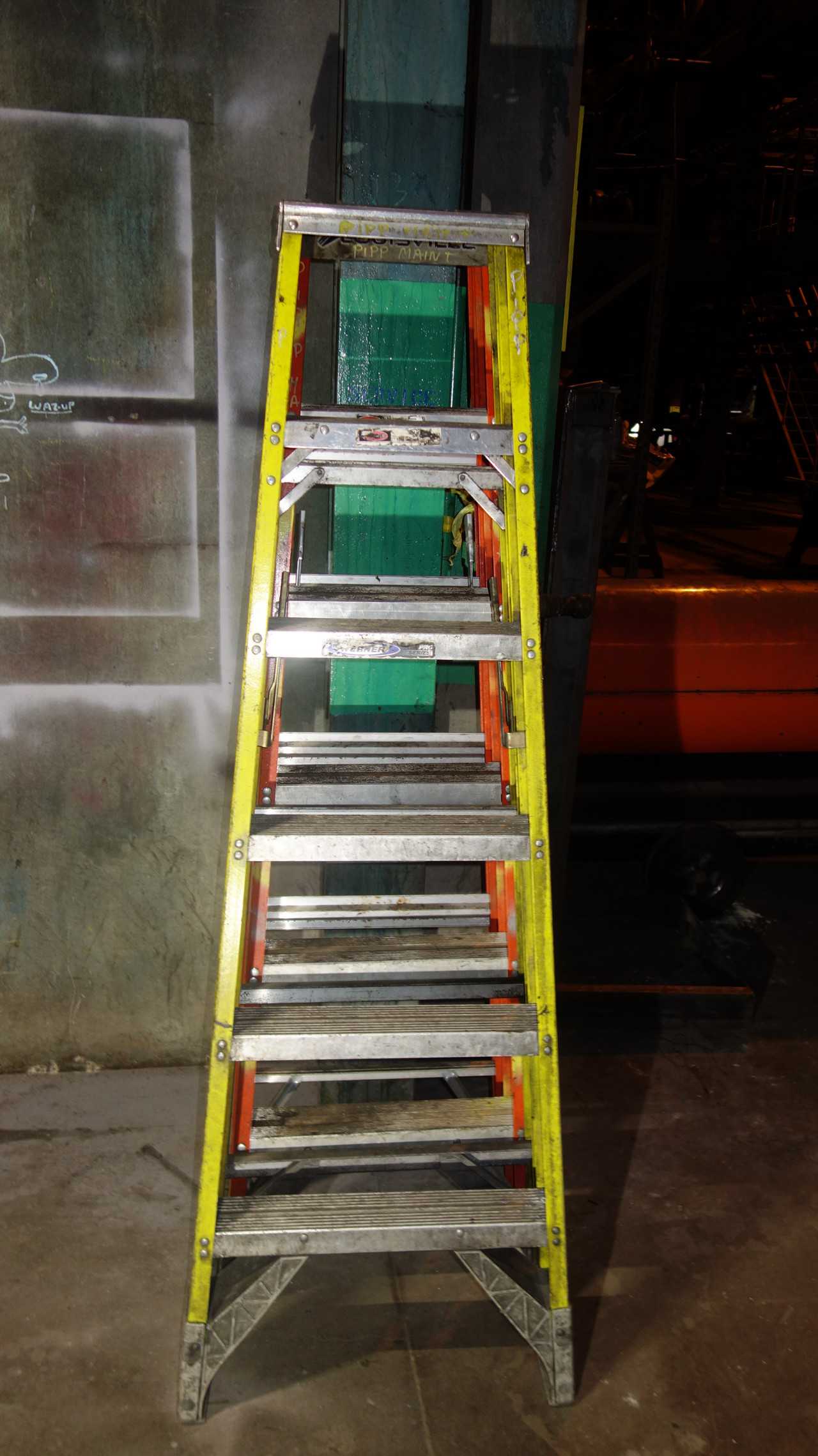LOT OF 2 3FT 9IN LADDERS, WERNER, LOUISVILLE - MATERIAL HANDLING